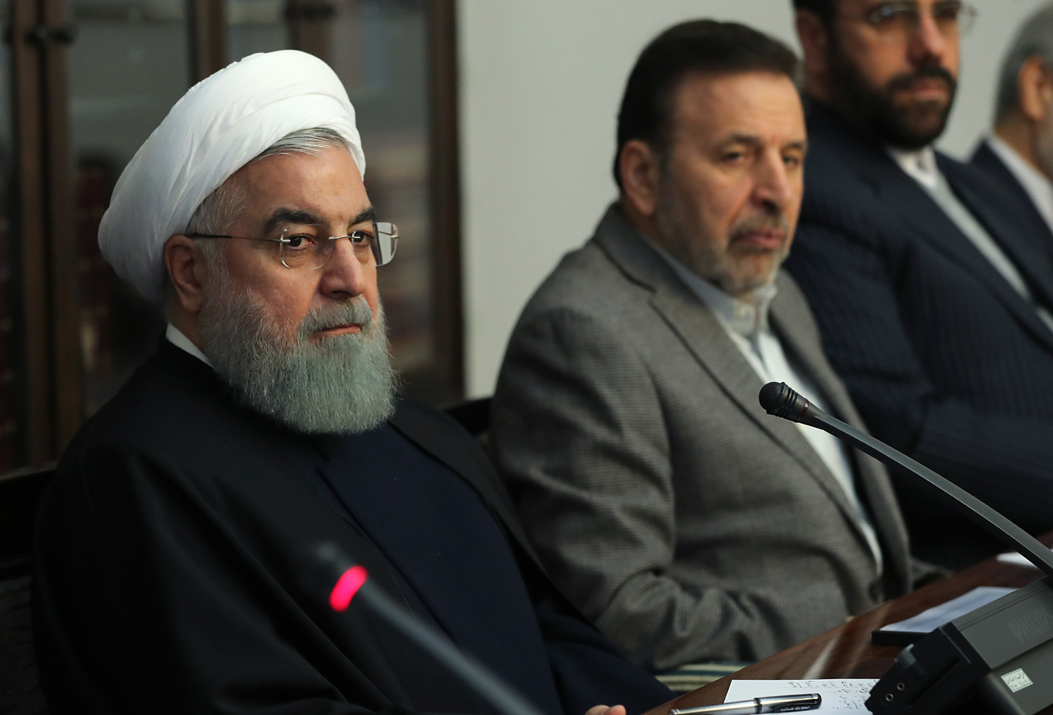 روحانى وأعضاء البرلمان الإيرانى يناقشوا أزمة مظاهرات الفقراء