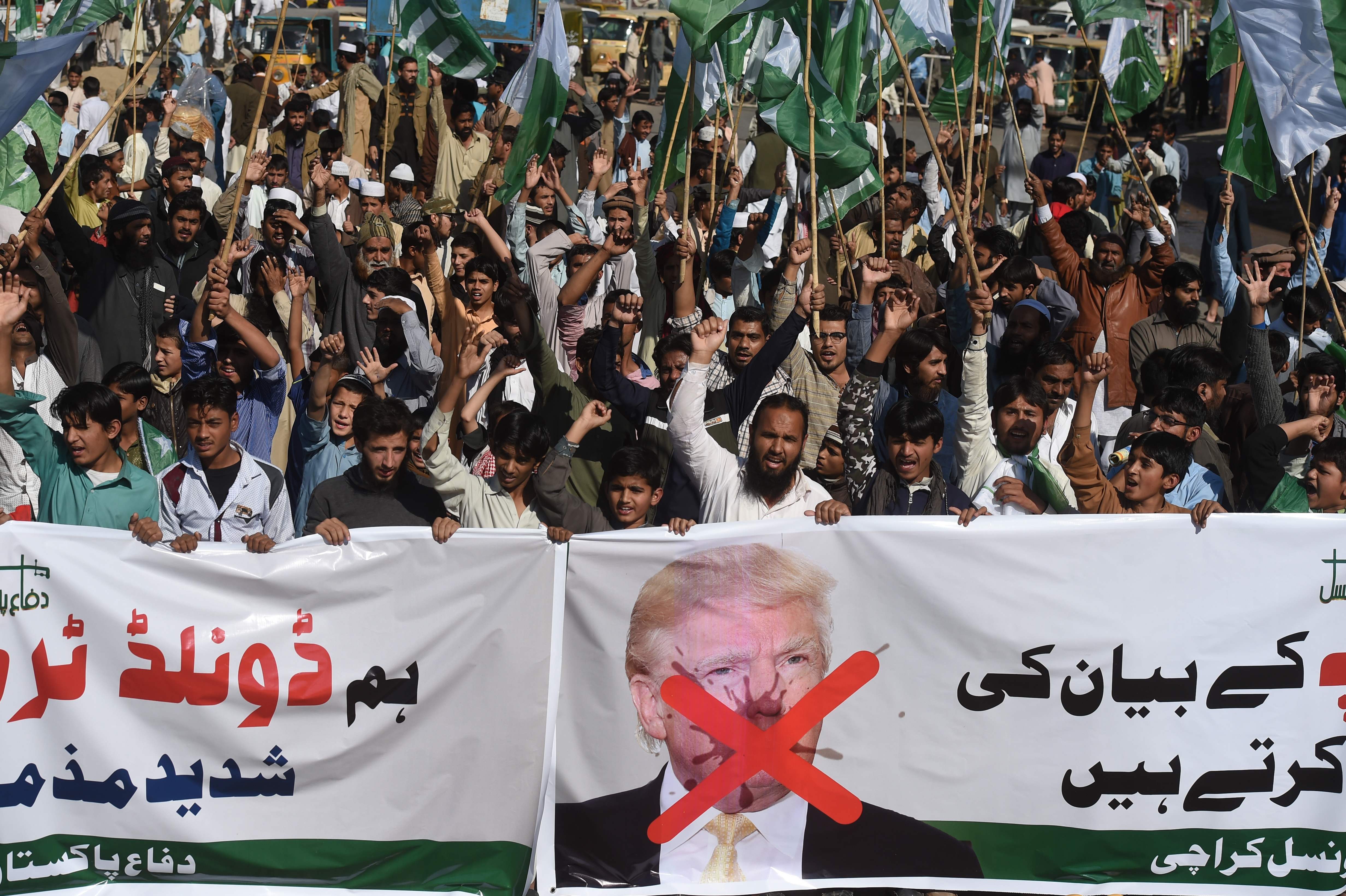 باكستانيون يتظاهرون تنديدًا بتغريدة لترامب ضد بلادهم