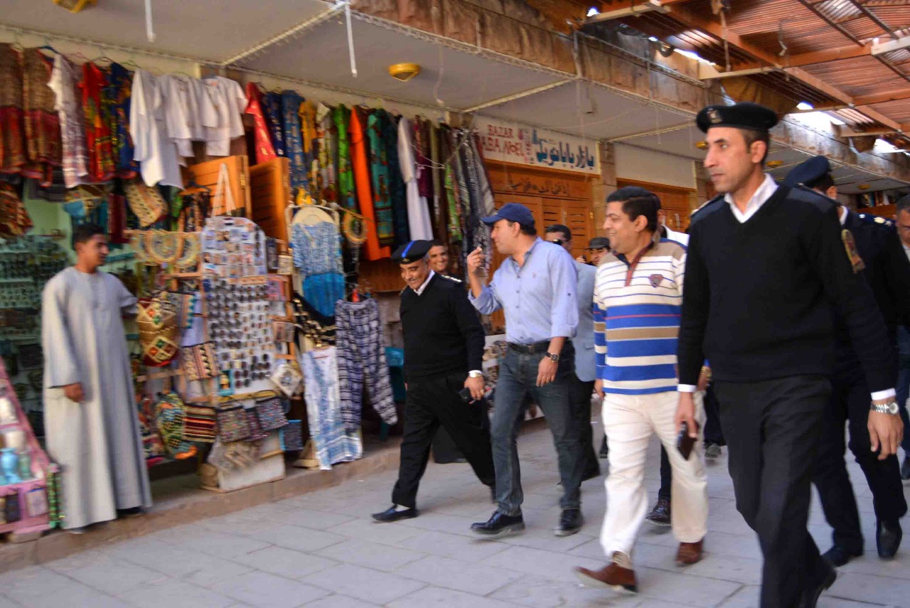 محمد بدر يتفقد السوق السياحي في الاقصر