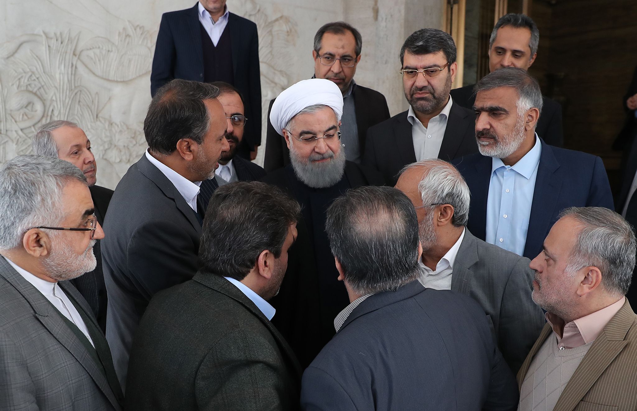 أعضاء البرلمان الإيرانى يلتفون حول حسن روحانى