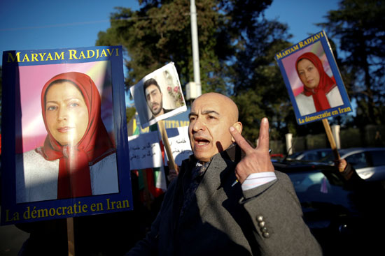 احتجاجات خارج السفارة الايرانية في روما
