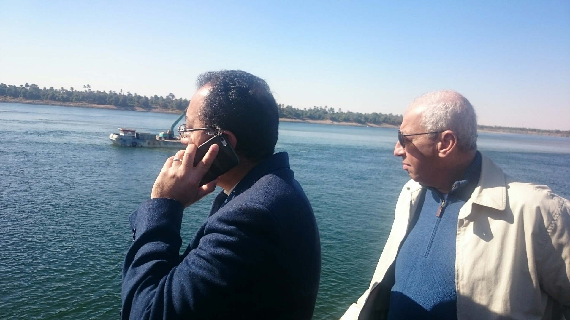 القائم بأعمال رئيس مجلس الوزراء يتفقد اعمال التكريك