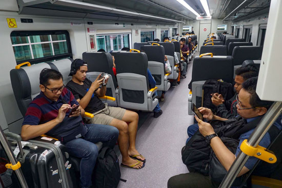 مواطنو إندونيسيا خلال أول رحلة لخط القطار الجديد
