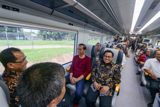 رئيس إندونيسيا يفتتح خط قطار جديد بالعاصمة جاكرتا
