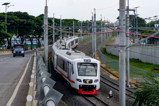خط القطار الجديد يمر بوسط المدينة فى إندونيسيا