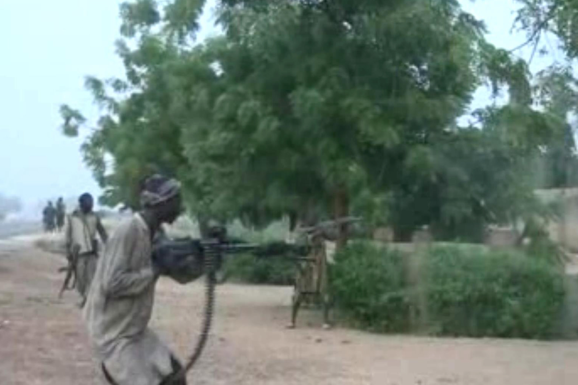 مقاتل من بوكو حرام يطلق النار على قوات الجيش النيجيرى