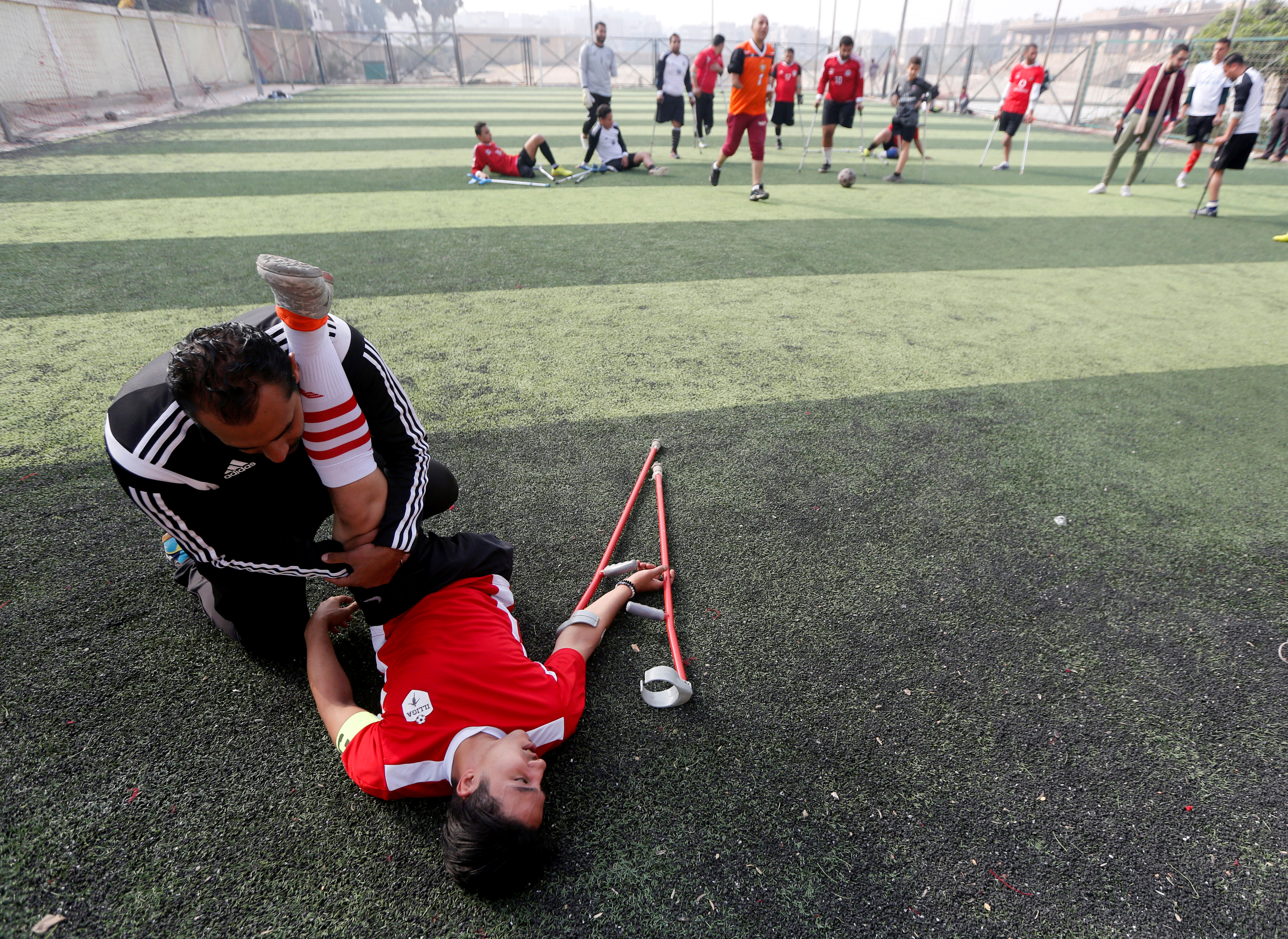 المدرب يسرى محمود يساعد احد اللاعبين