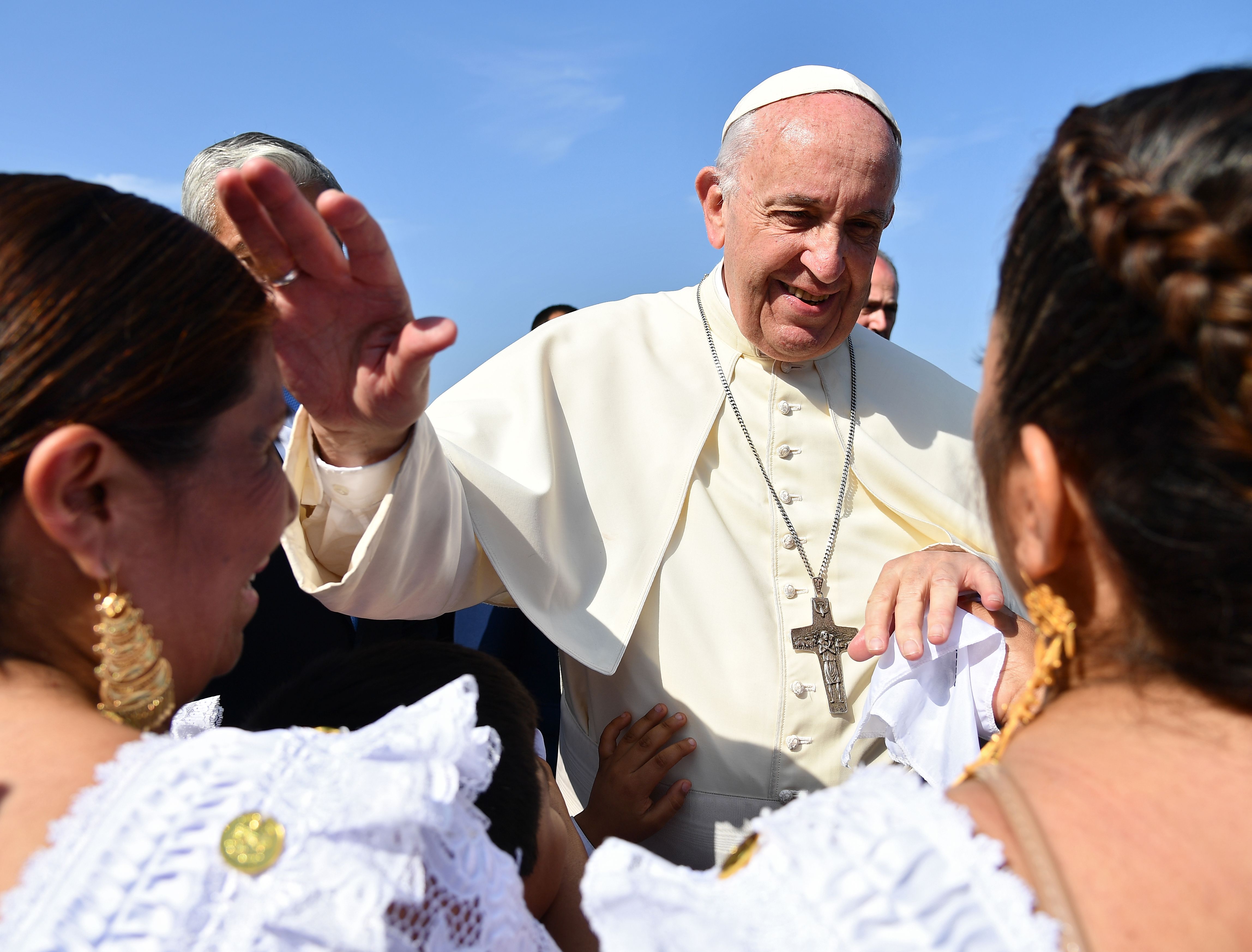 جانب من استقبال نساء بيرو للبابا فرانسيس 
