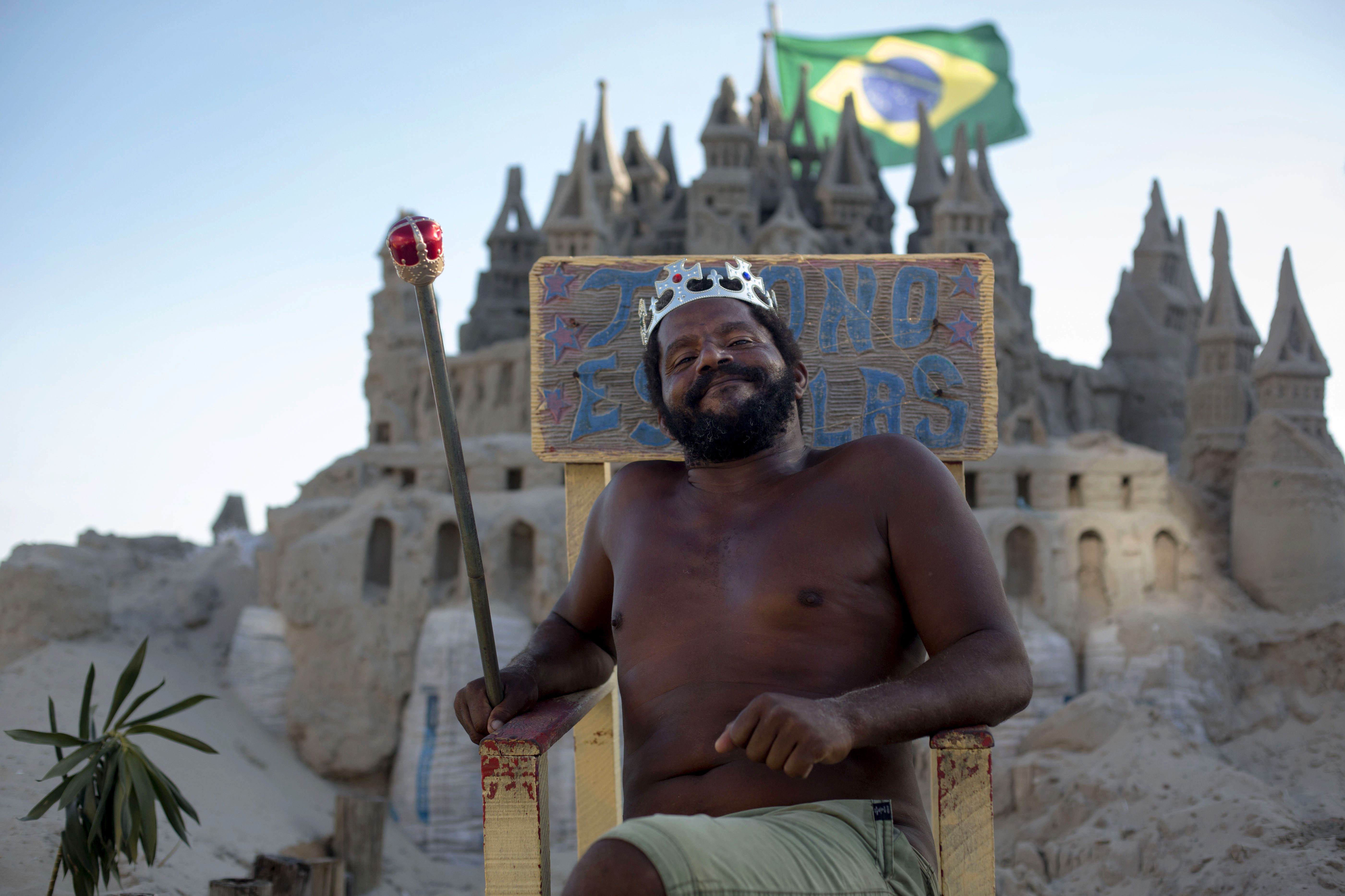 فنان برازيلى يشيد قلعة رملية ضخمة