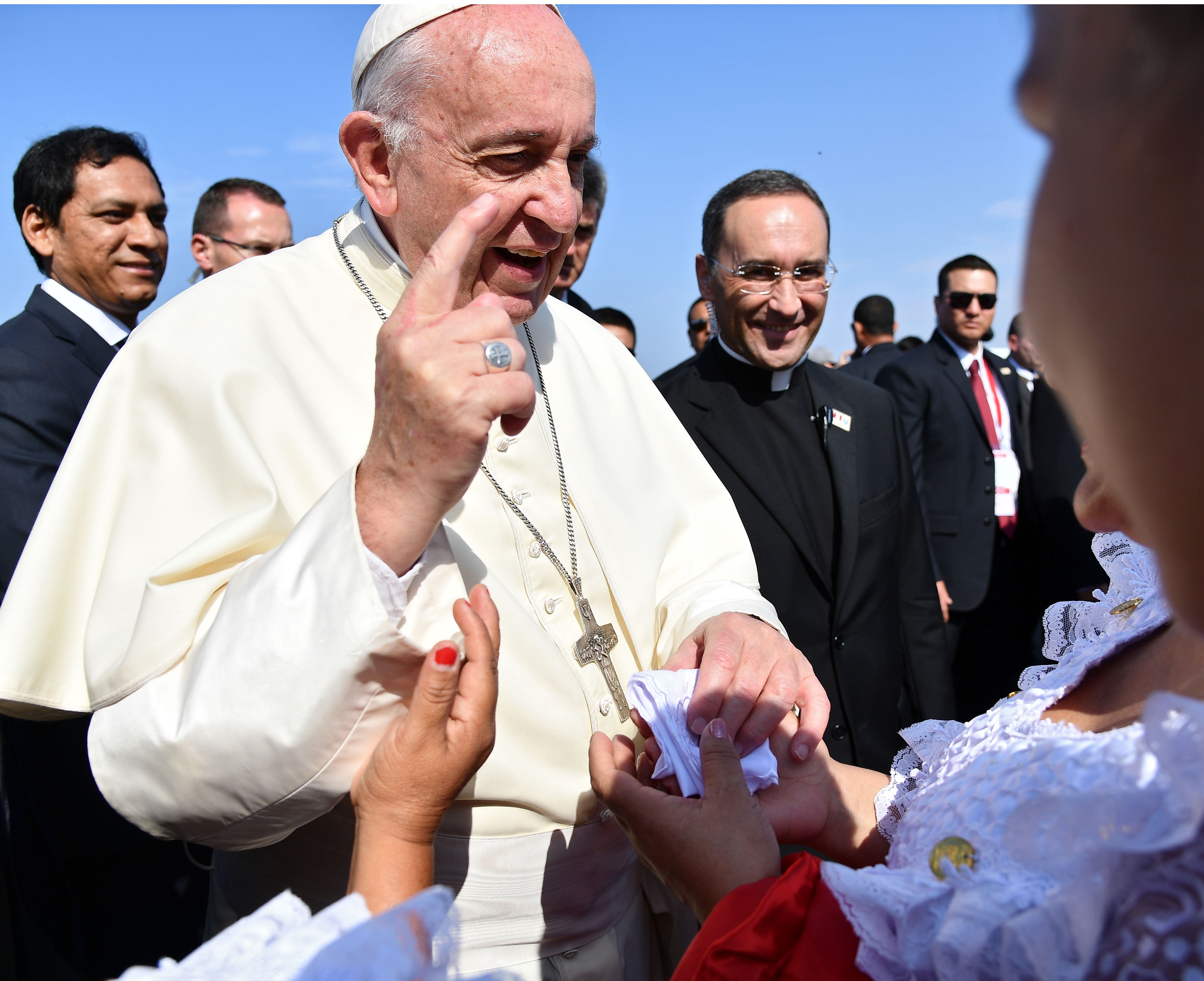 جانب من تحية البابا فرانسيس للأطفال 