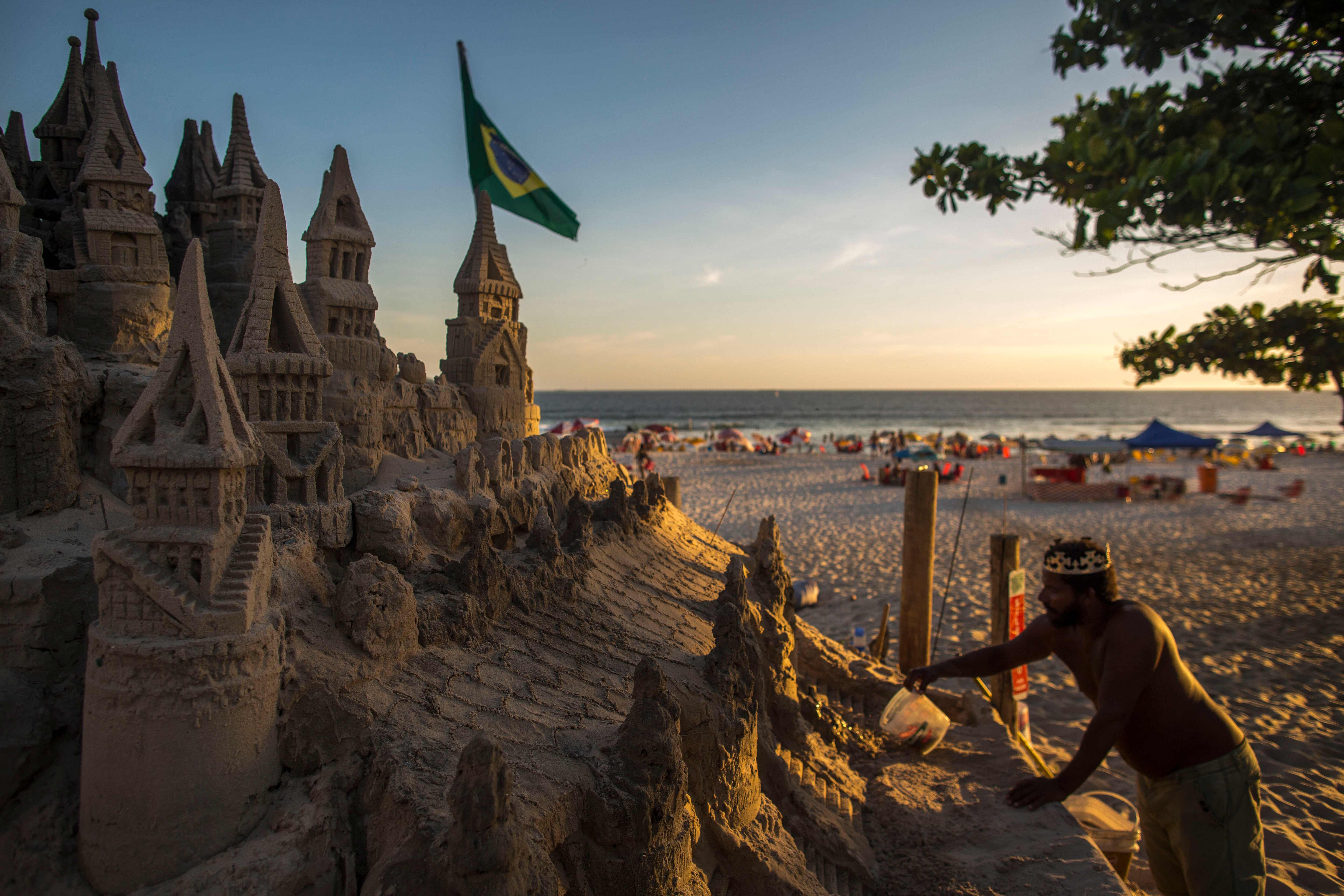 فنان برازيلى يشيد قلعة رملية ضخمة على شواطئ ريو دى جانيرو