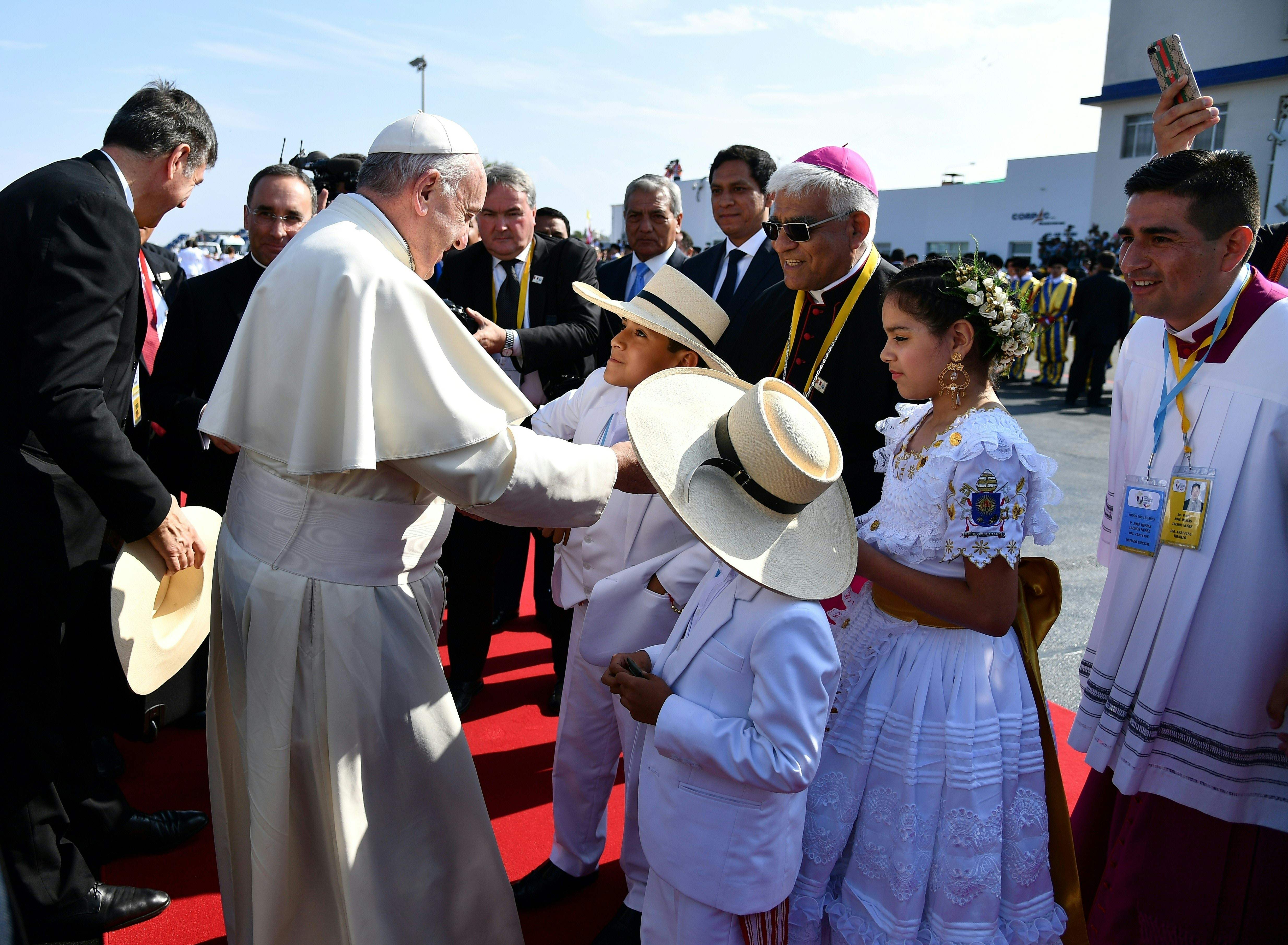 أطفال بيرو يستقبلون البابا فرانسيس 