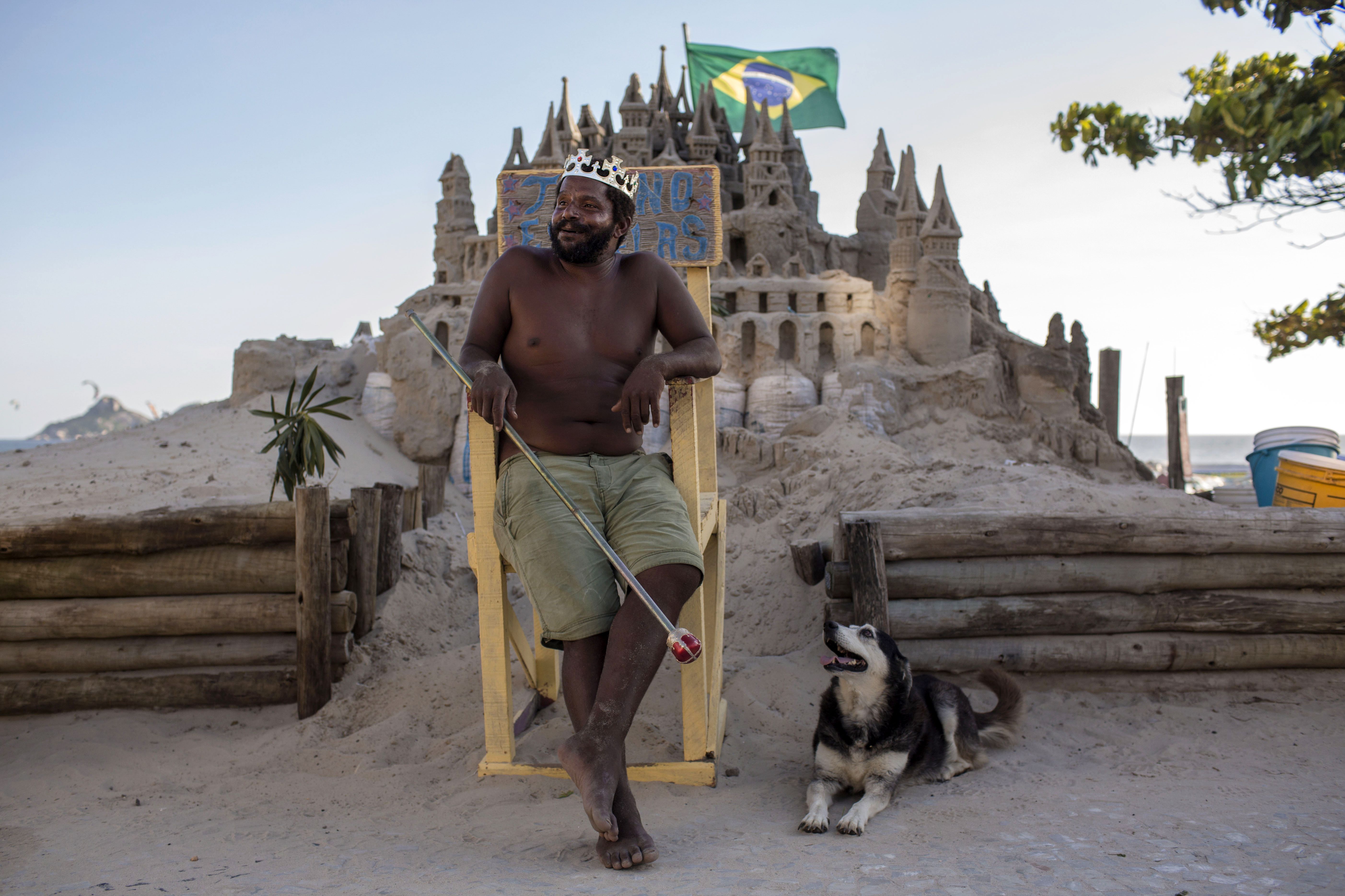 الفنان البرازيلى عقب انتهاء تشييد القلعة الرملية