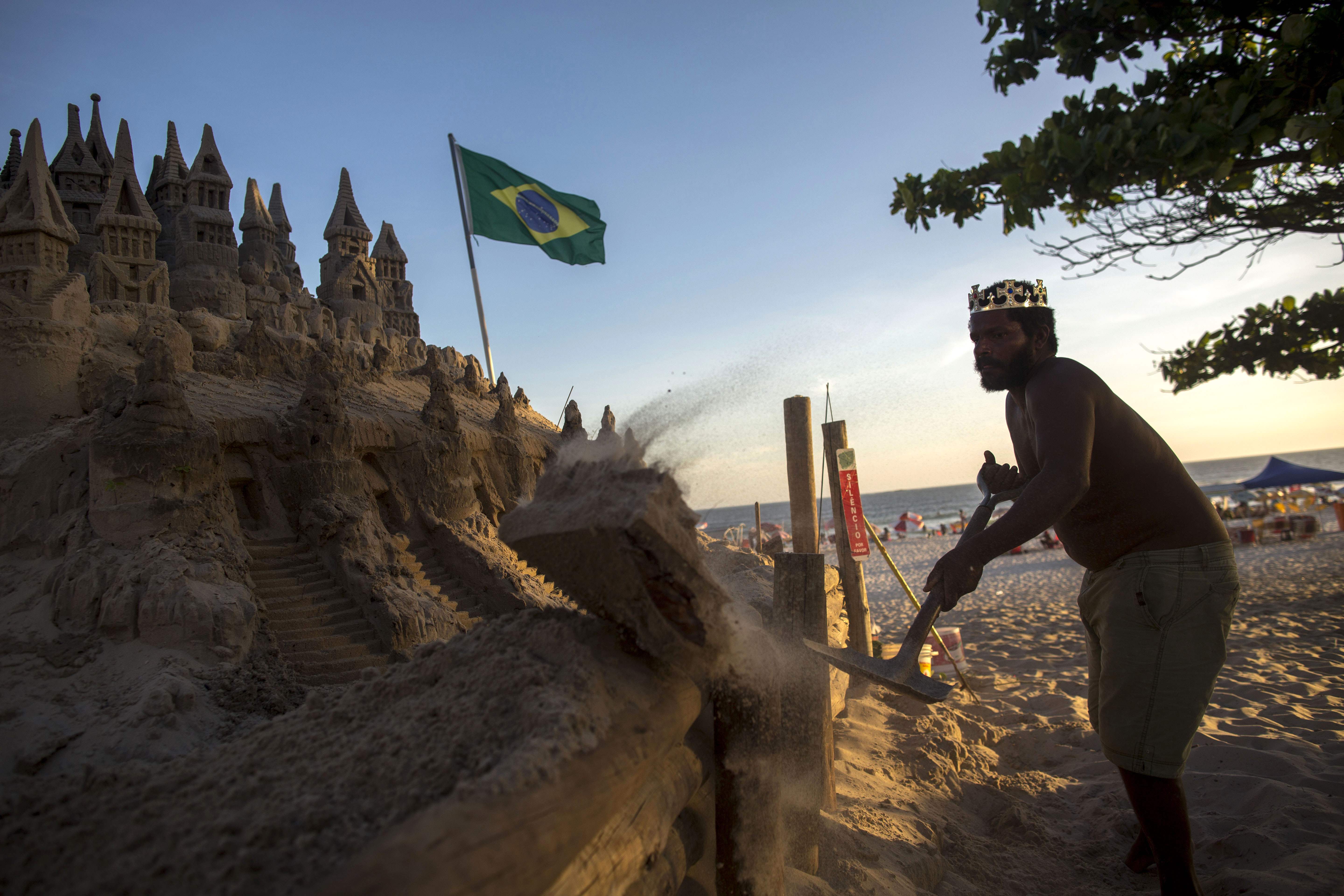 فنان برازيلى يبنى قلعة رملية ضخمة على الشواطئ