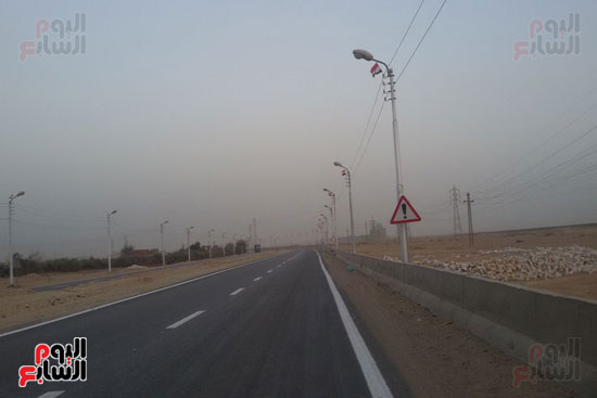 الأعلام تزين أعمدة الإنارة بمنطقة كوم أبو راضى