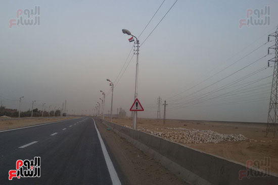 الإعلام تزين أعمدة الإنارة