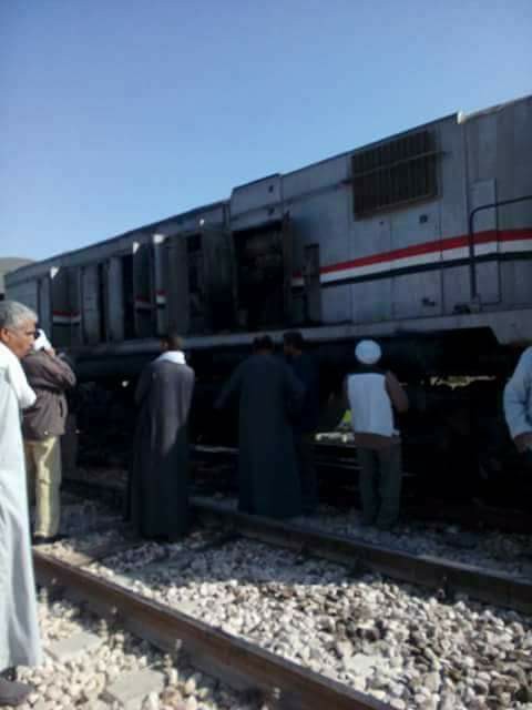 السيطرة علي حريق محدود بجرار قطار مميز أمام قرية الحميدات بإسنا (1)
