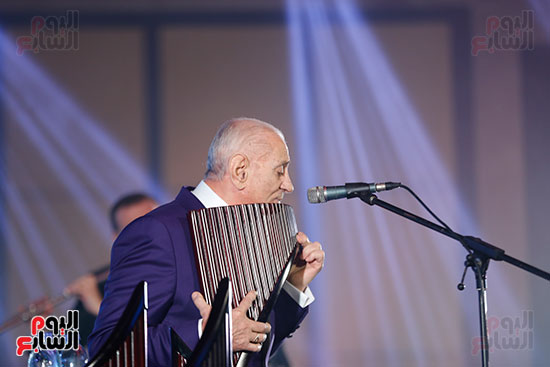 زامفير يعزف على الفلوت فى ختام مؤتمر جمعية الأورام  (17)