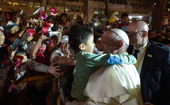 بابا الفاتيكان يحمل طفلًا من مواطنى ليما فى بيرو