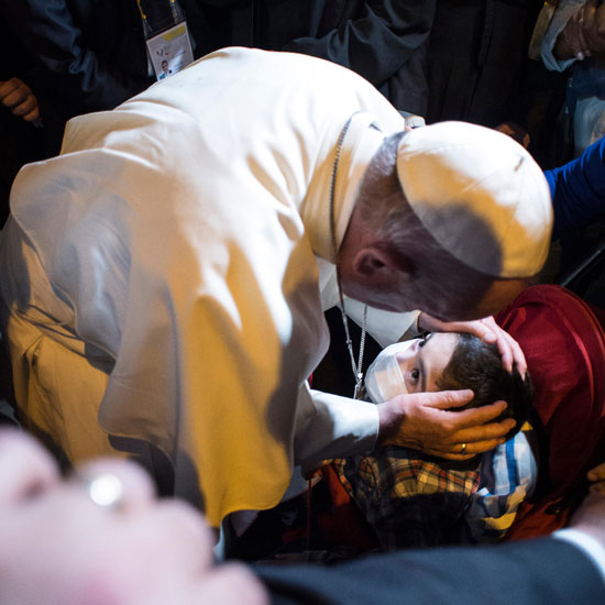 بابا الفاتيكان يبارك طفل فى بيرو