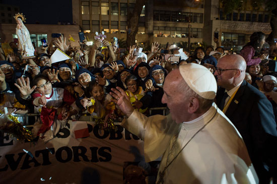 بابا الفاتيكان يصافح المواطنين فى منطقة ليما
