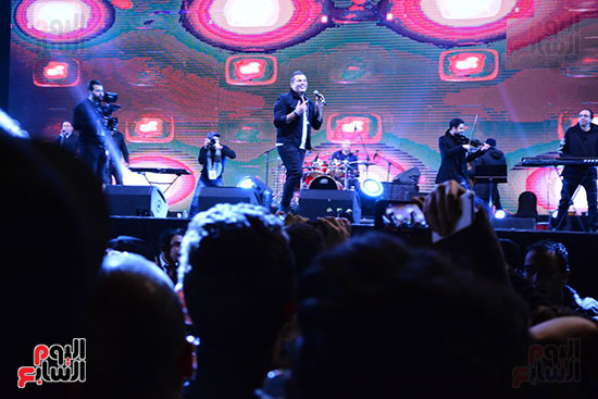صور..-عمرو-دياب-يتألق-فى-حفل-شتاء--٢٠١٨..-والجمهور-يشاركه-الغناء-ساعتين--(9)