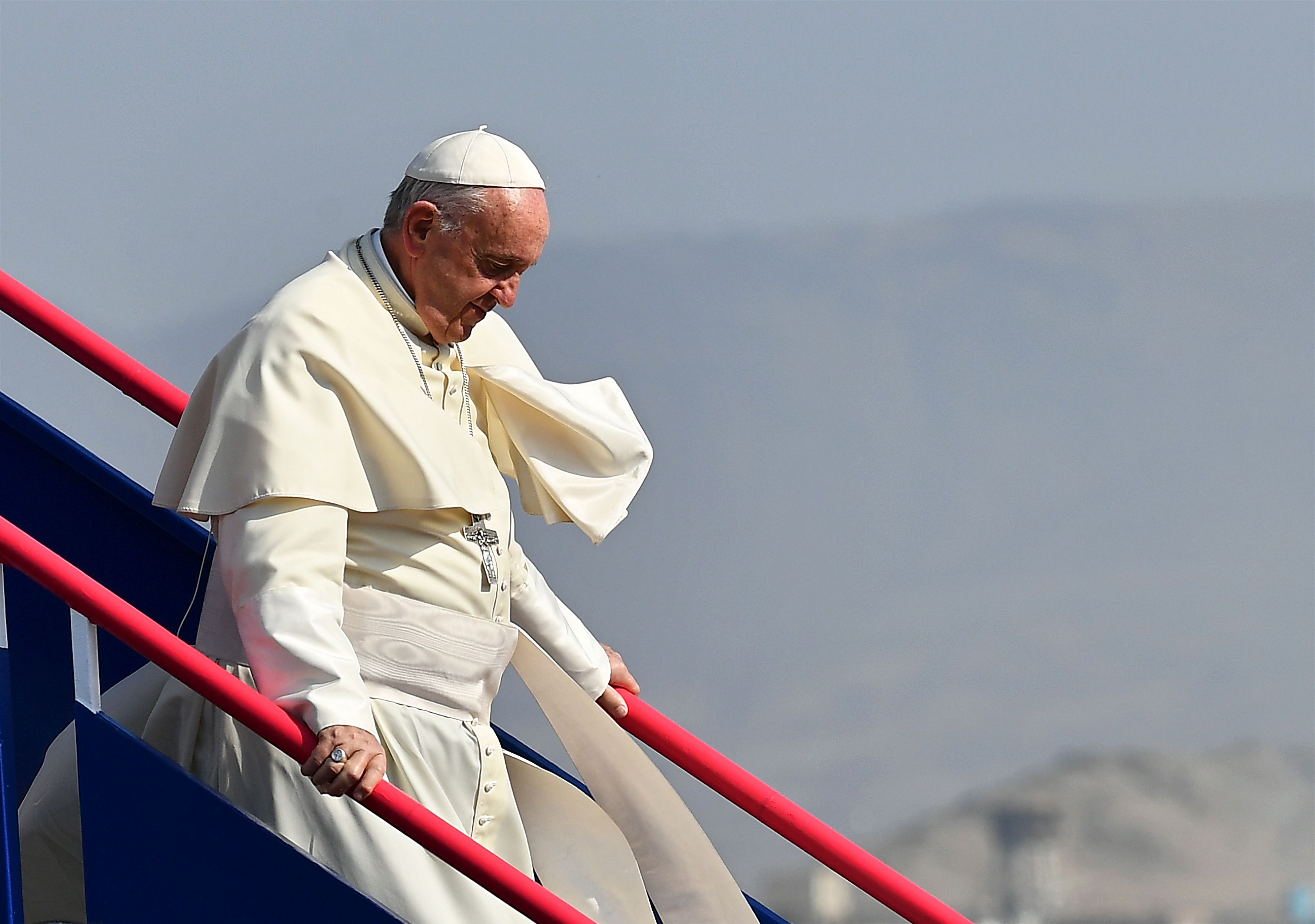 نزول البابا فرانسيس من الطائرة 