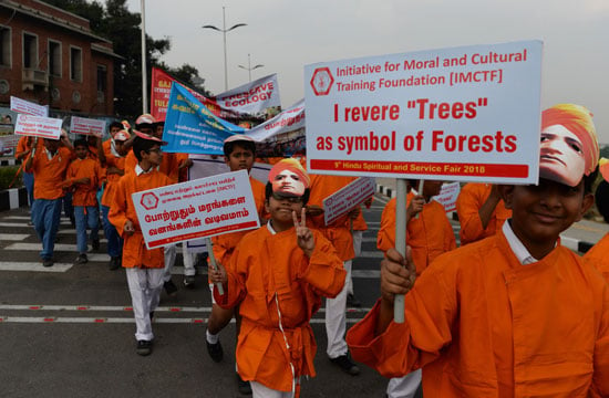 أطفال يحملون لافتات خلال احياء ذكرى الراهب الهندوسى