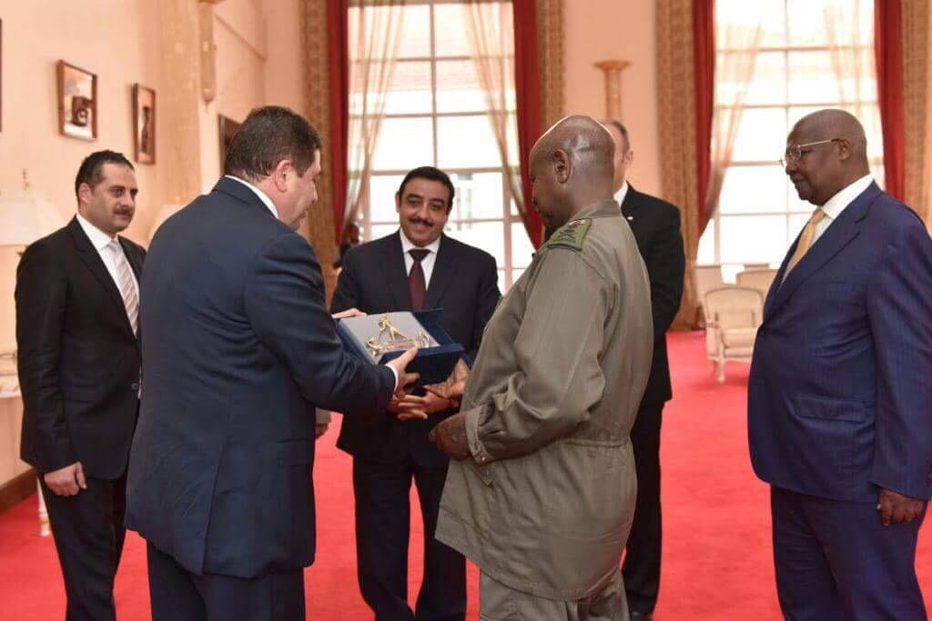 الرئيس الأوغندي يتسلم أوراق السفير المصرى