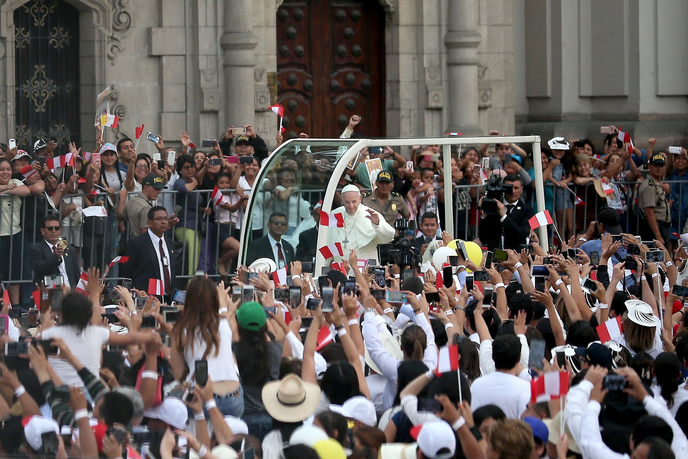 البابا فرنسيس يحيى شعب بيرو