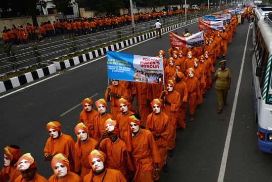 عشرات الطلاب فى الهند يحتفلون بذكرى مولد راهب