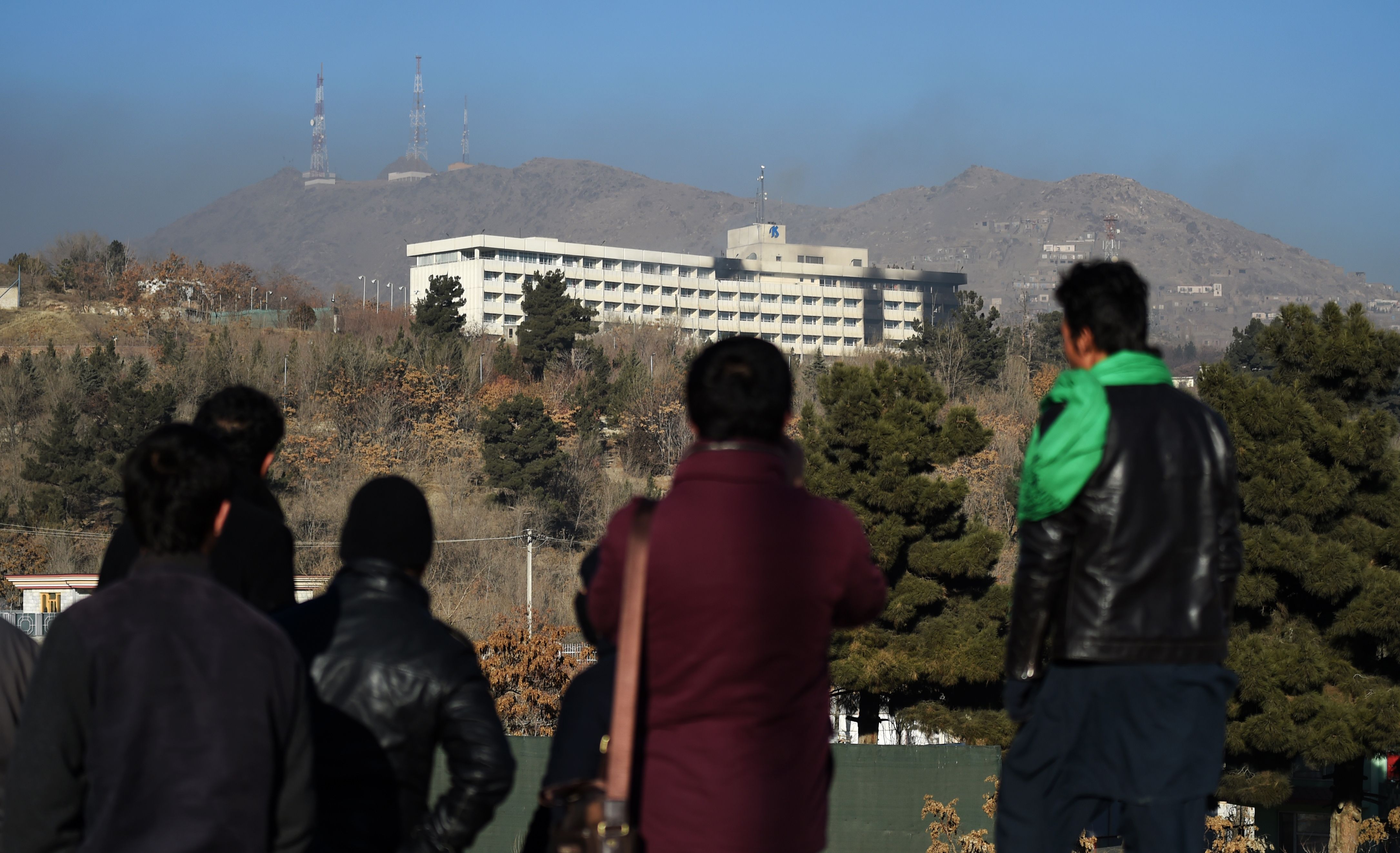 مواطنون أفغان يتابعون الهجوم المسلح على فندق