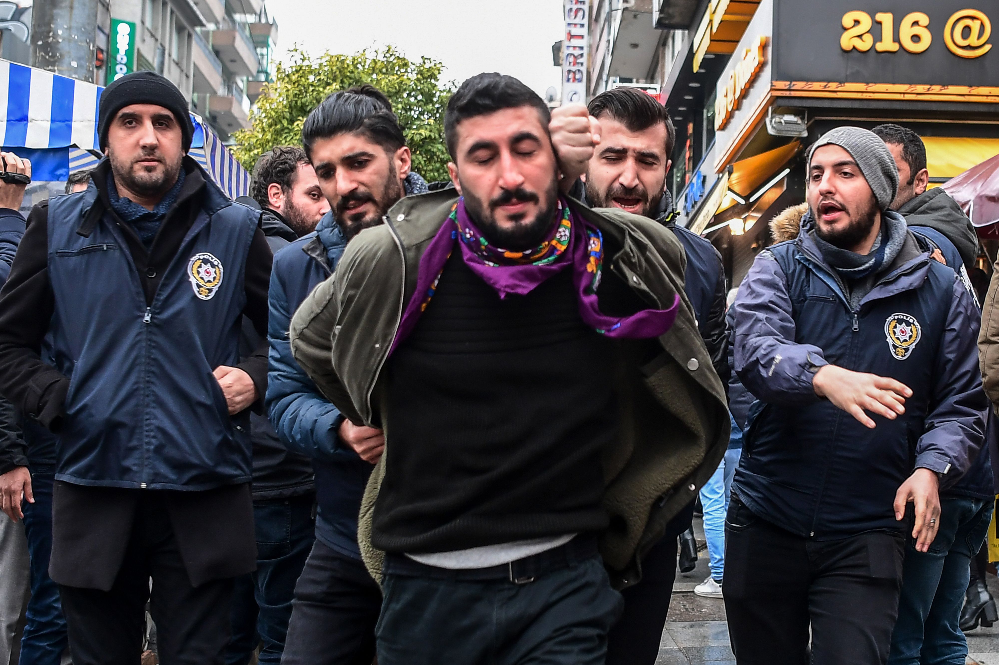 الشرطة التركية تعتقل متظاهر