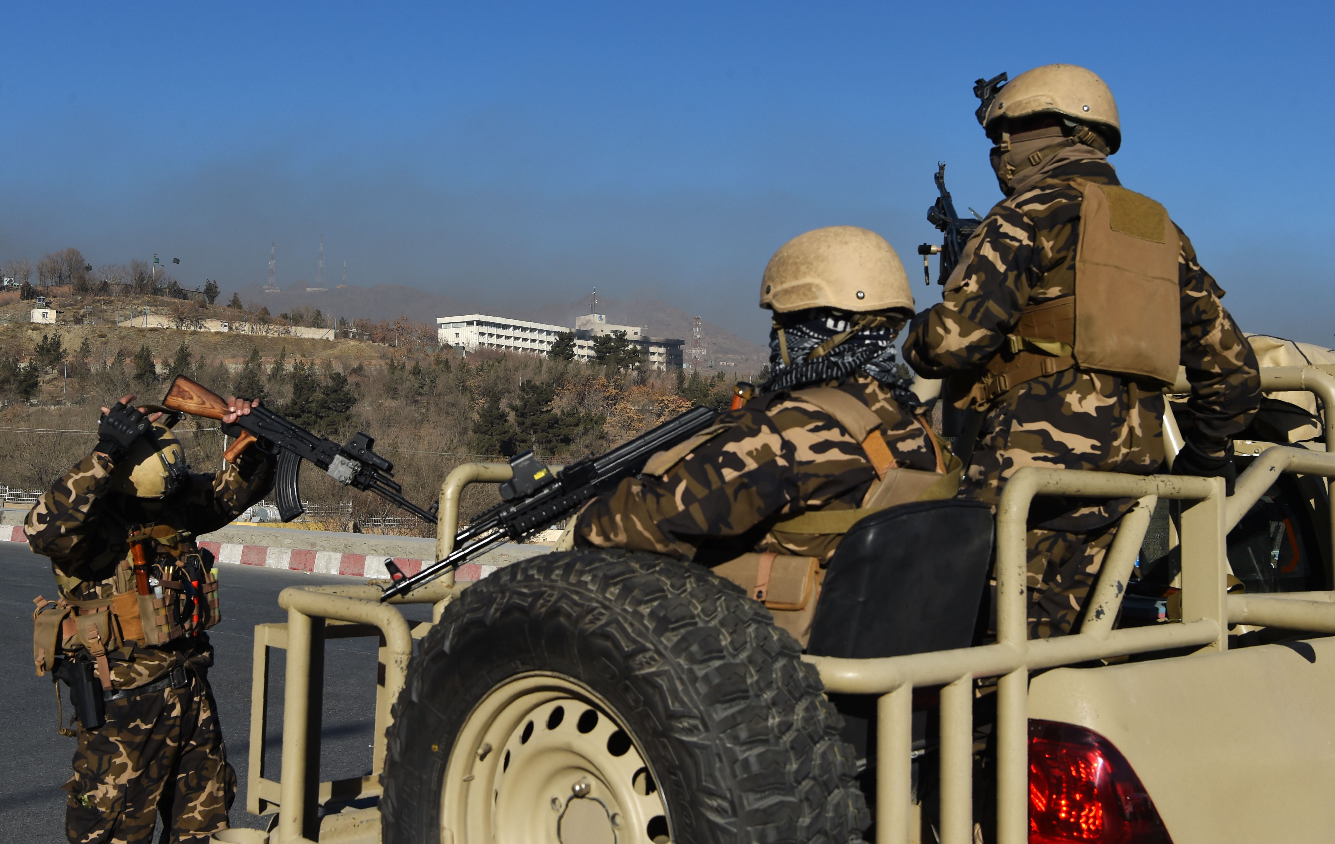 قوات الأمن الأفغانية عقب قتل الإرهابيين