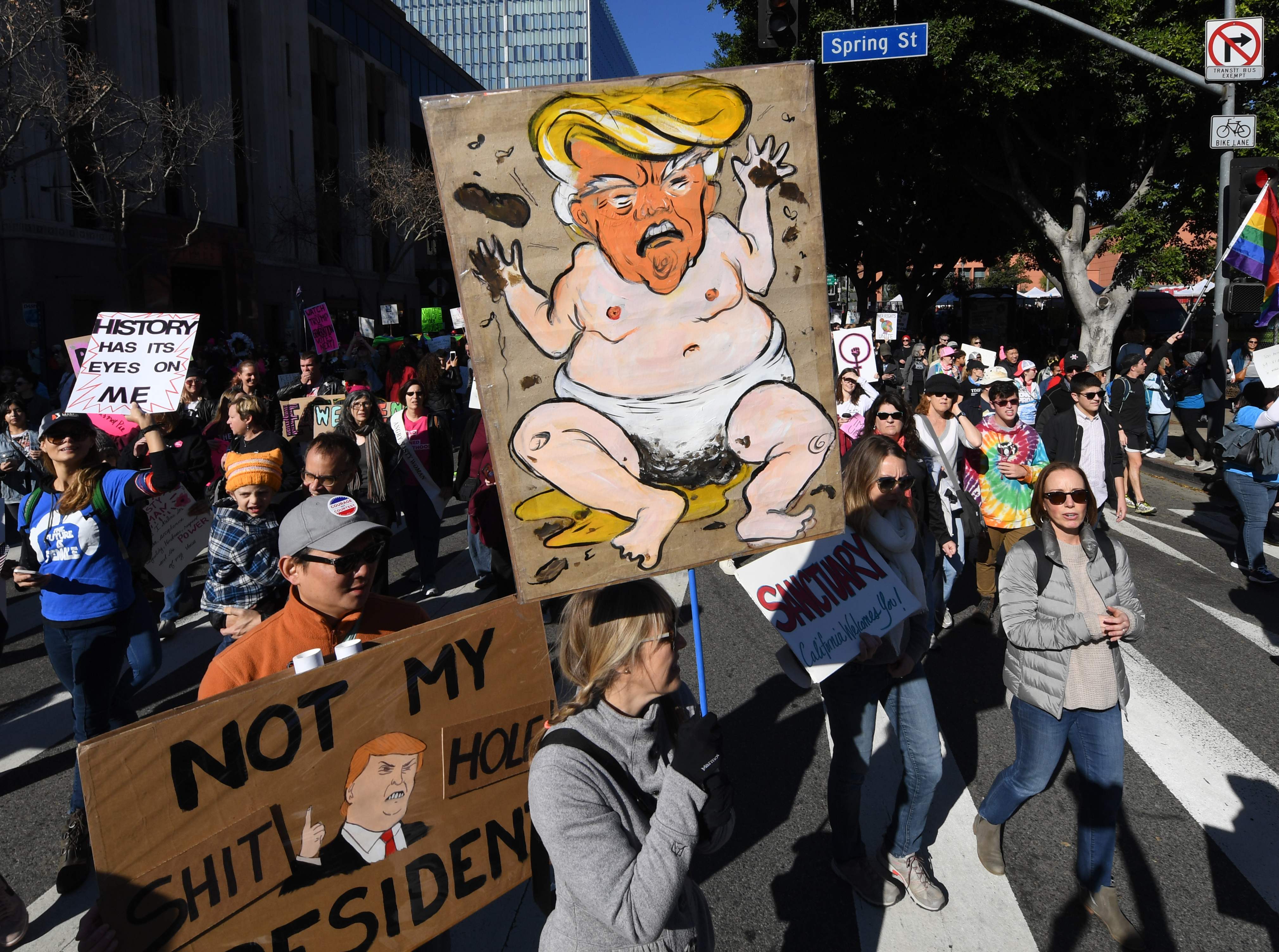 جانب من الاحتجاجات ضد ترامب فى كاليفورنيا