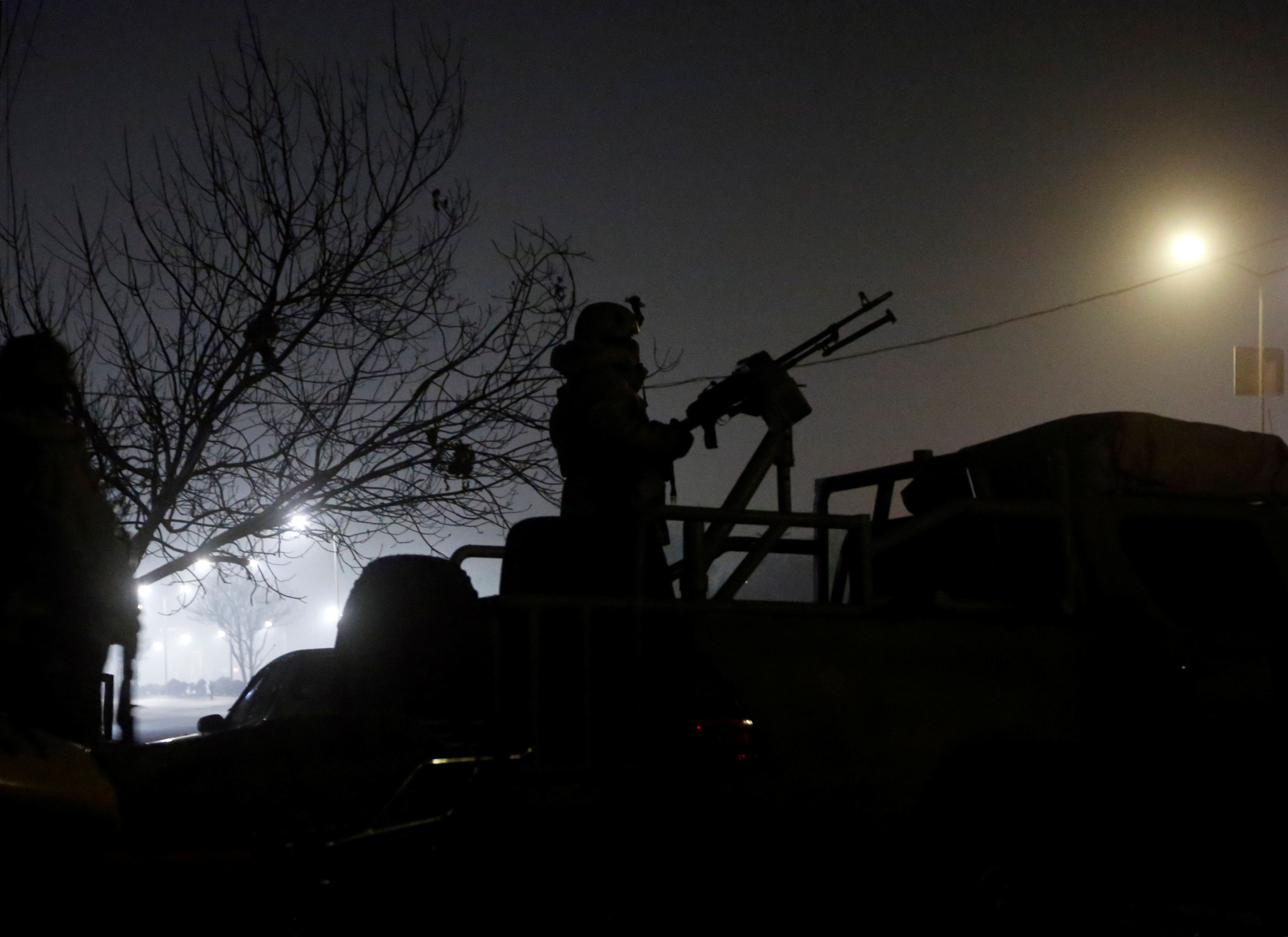 عناصر من الجيش الافغانى تحاول صد الهجوم المسلح
