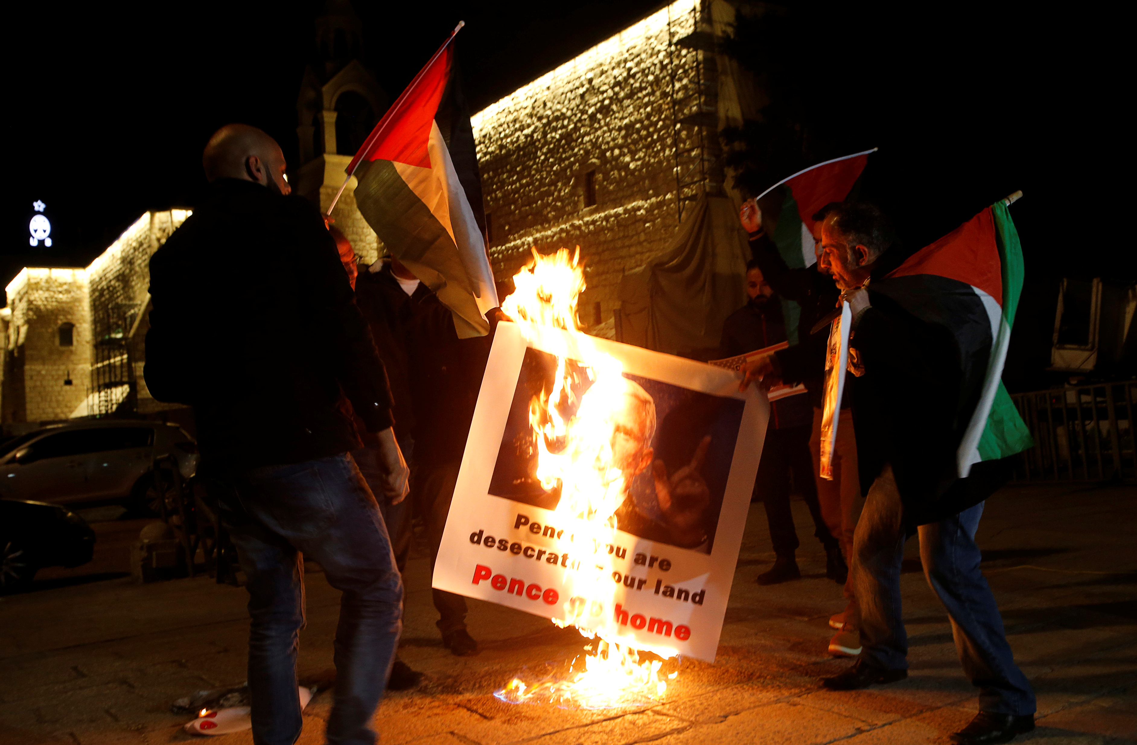 فلسطينيون يحرقون صورا لبنس
