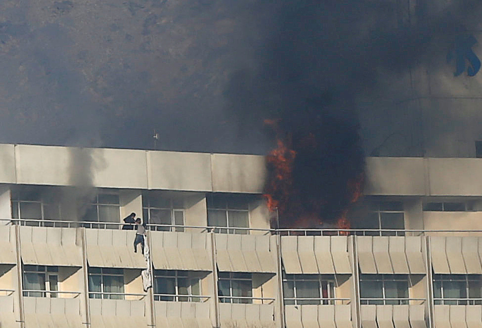 النيران تتصاعد من شرفة فندق انتركونتيننتال فى كابول