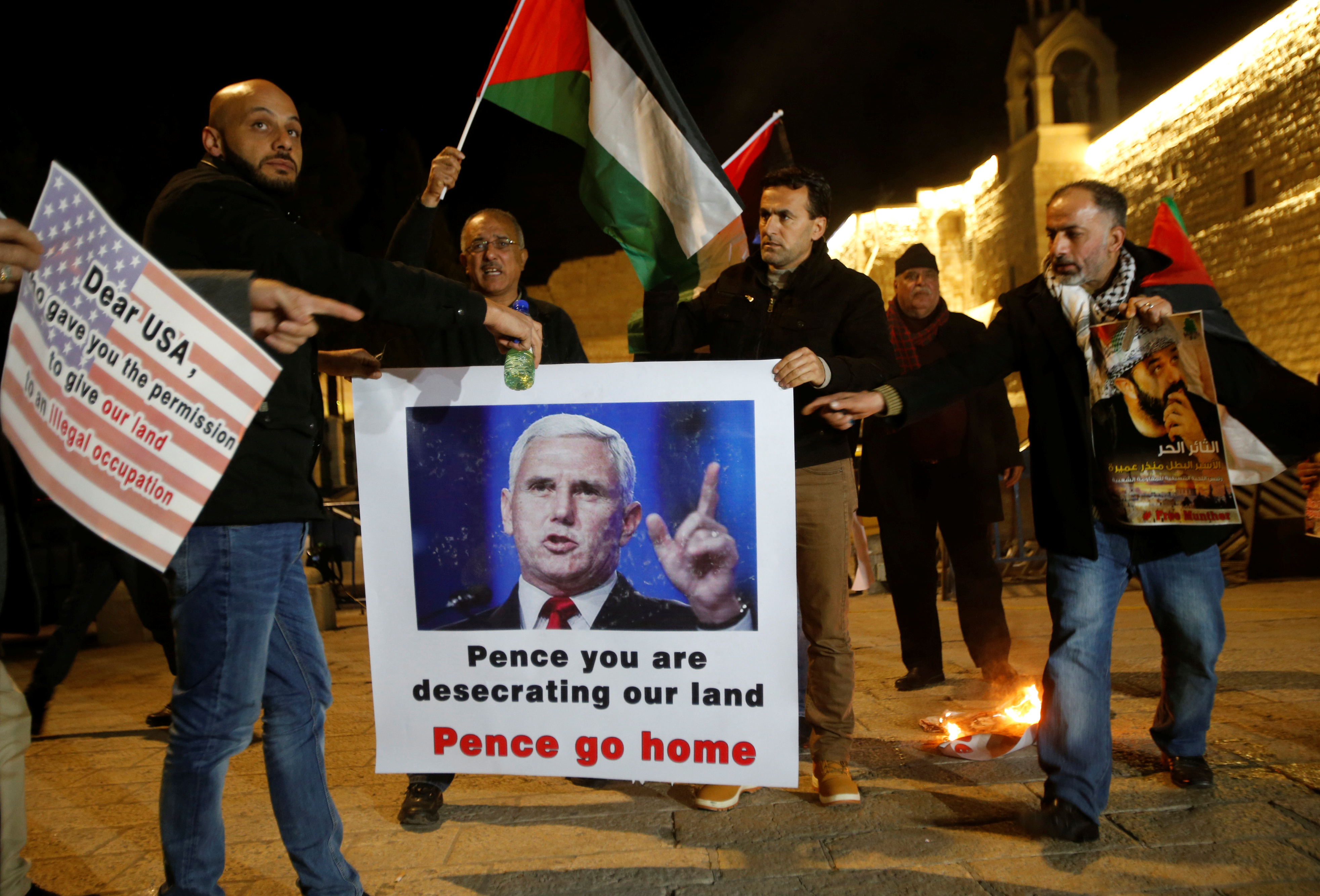 فلسطينيون يحرقون صورا لنائب ترامب
