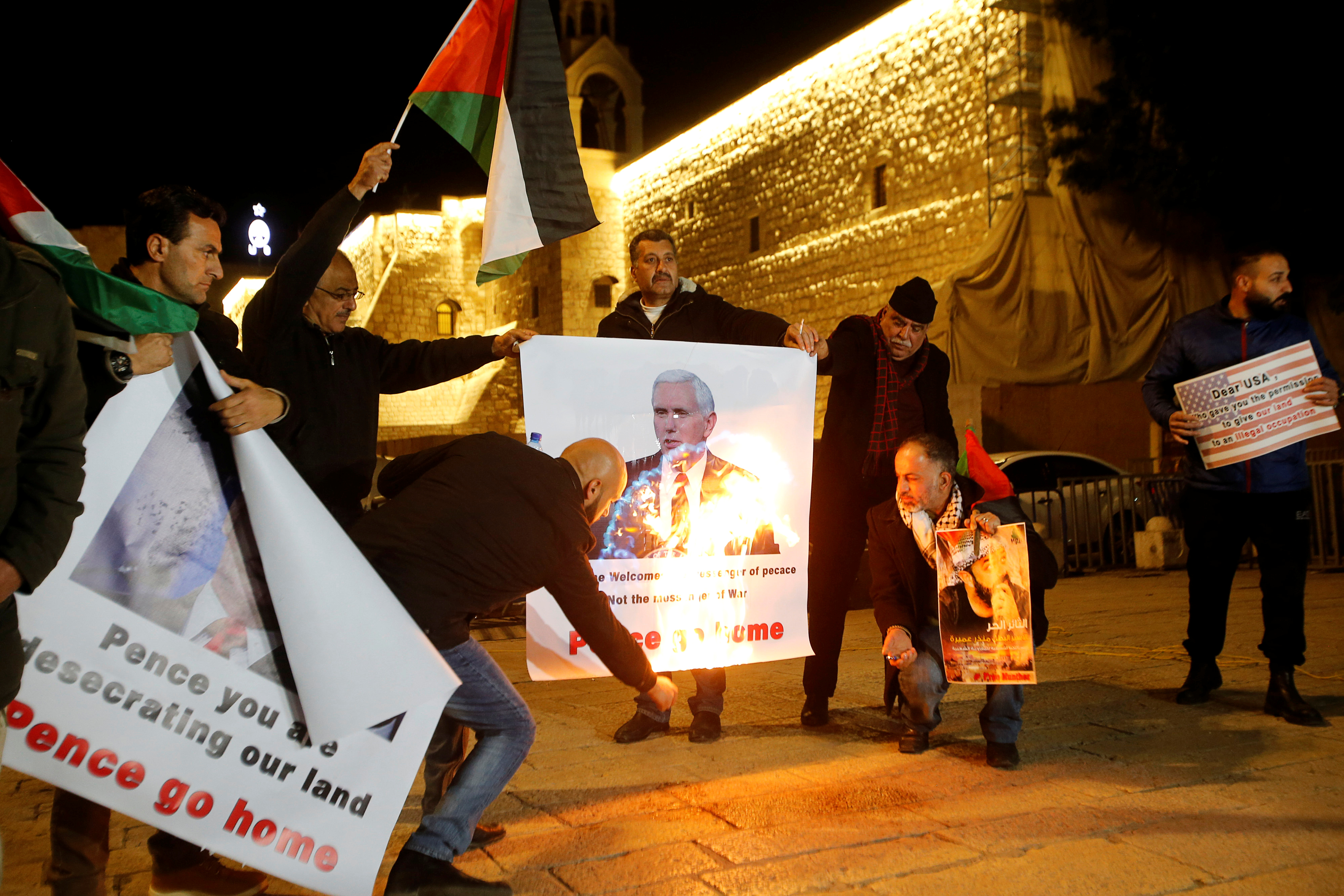 فلسطينيون يحرقون صورا لنائب ترامب فى بيت لحم