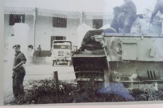 إحدى الدبابات الإنجليزية أمام مبنى البستان
