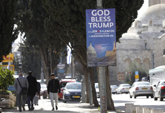 انتشار اللافتات فى شوارع إسرائيل 