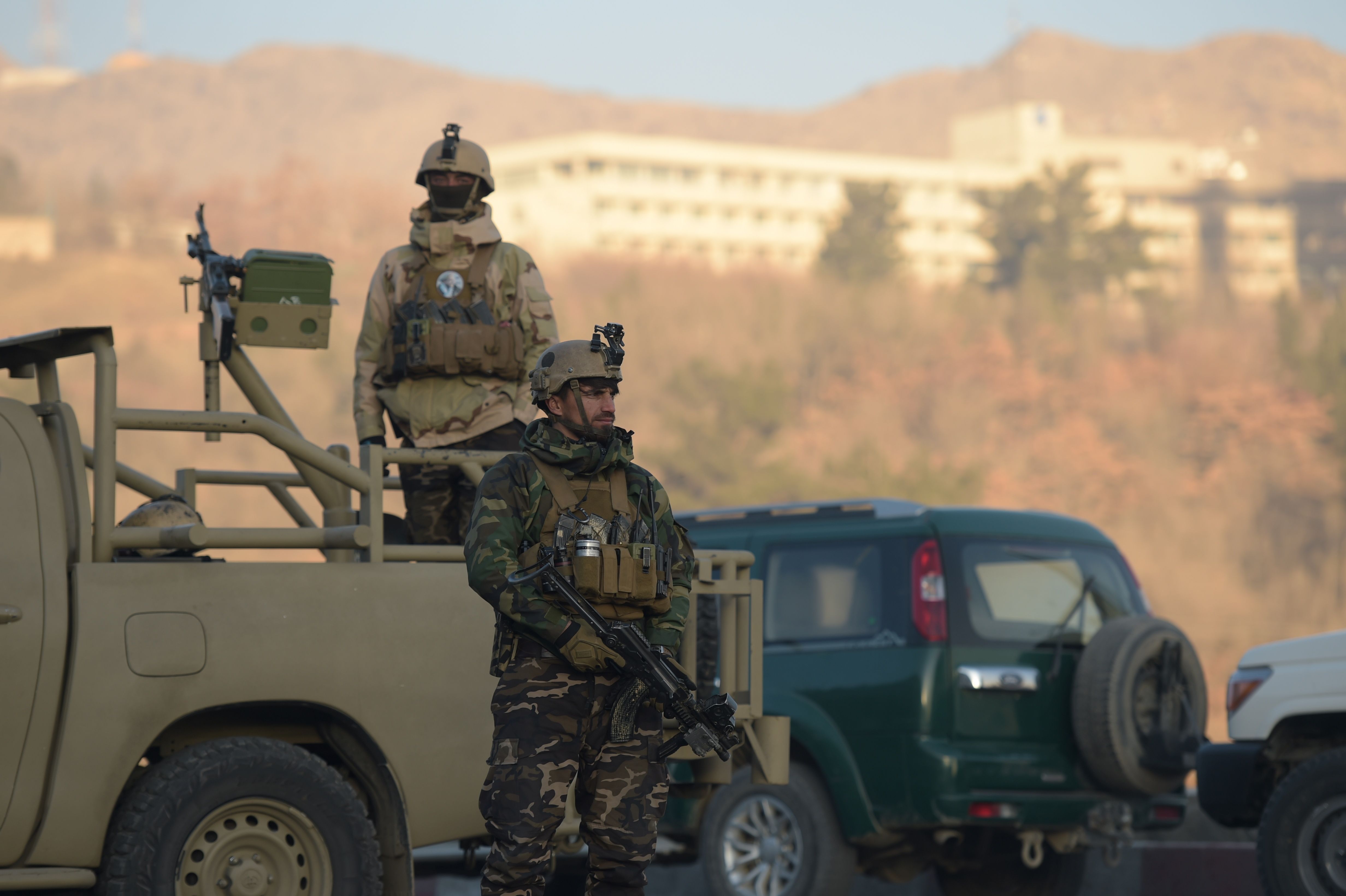 قوات الأمن الأفغانية فى محيط الفندق