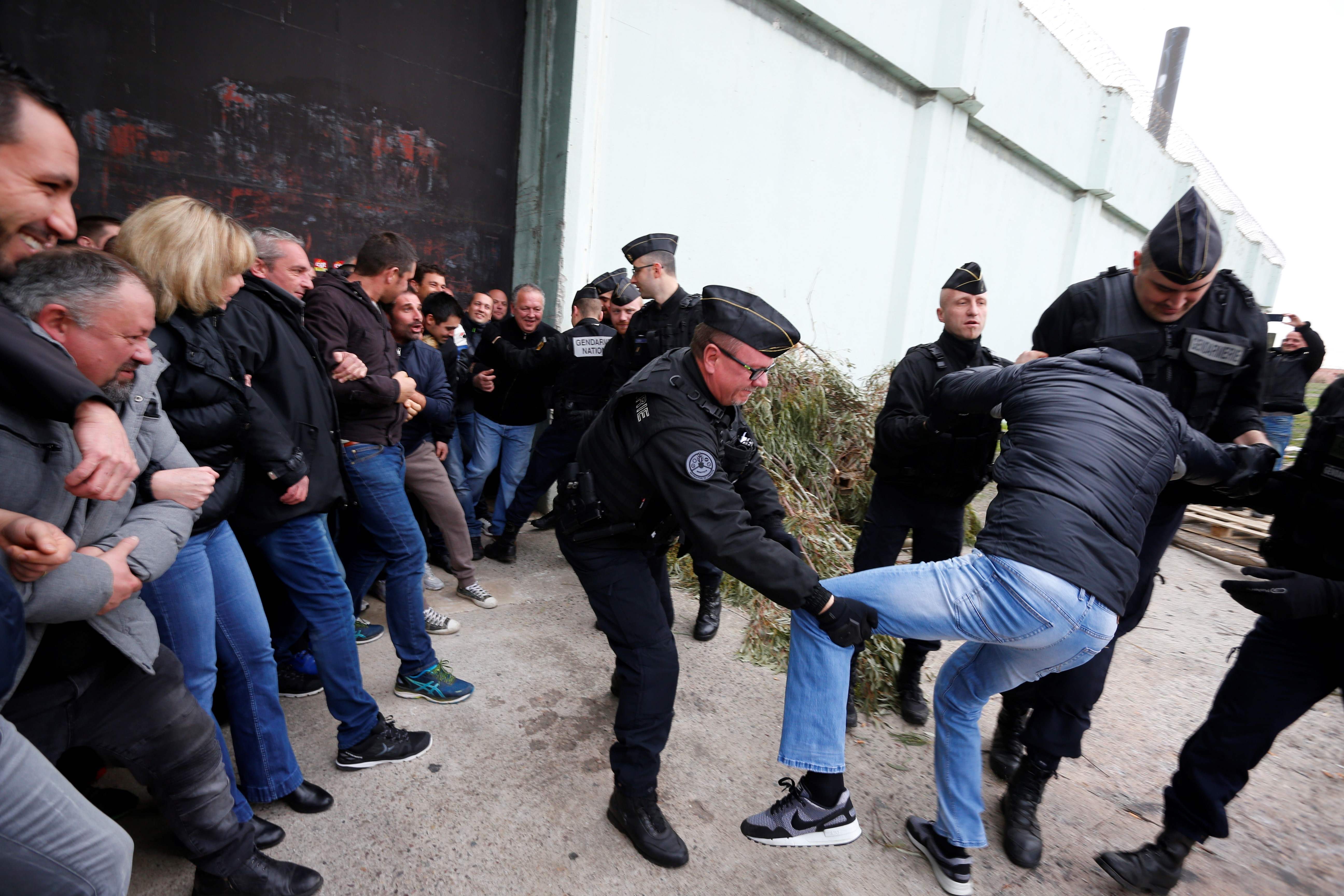 الشرطة الفرنسية تقبض على متظاهر