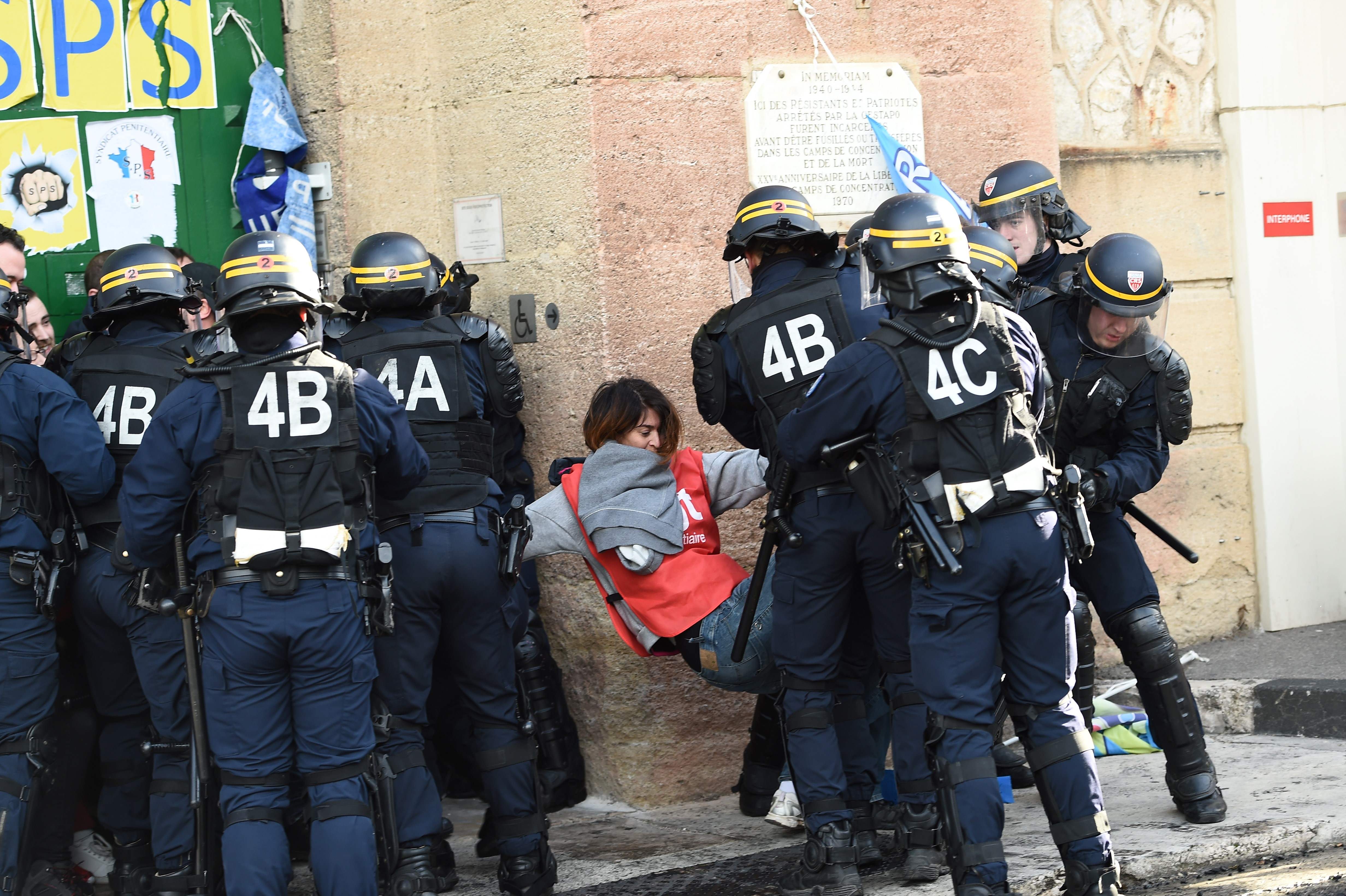 اشتباكات بمحيط أحد سجون فرنسا