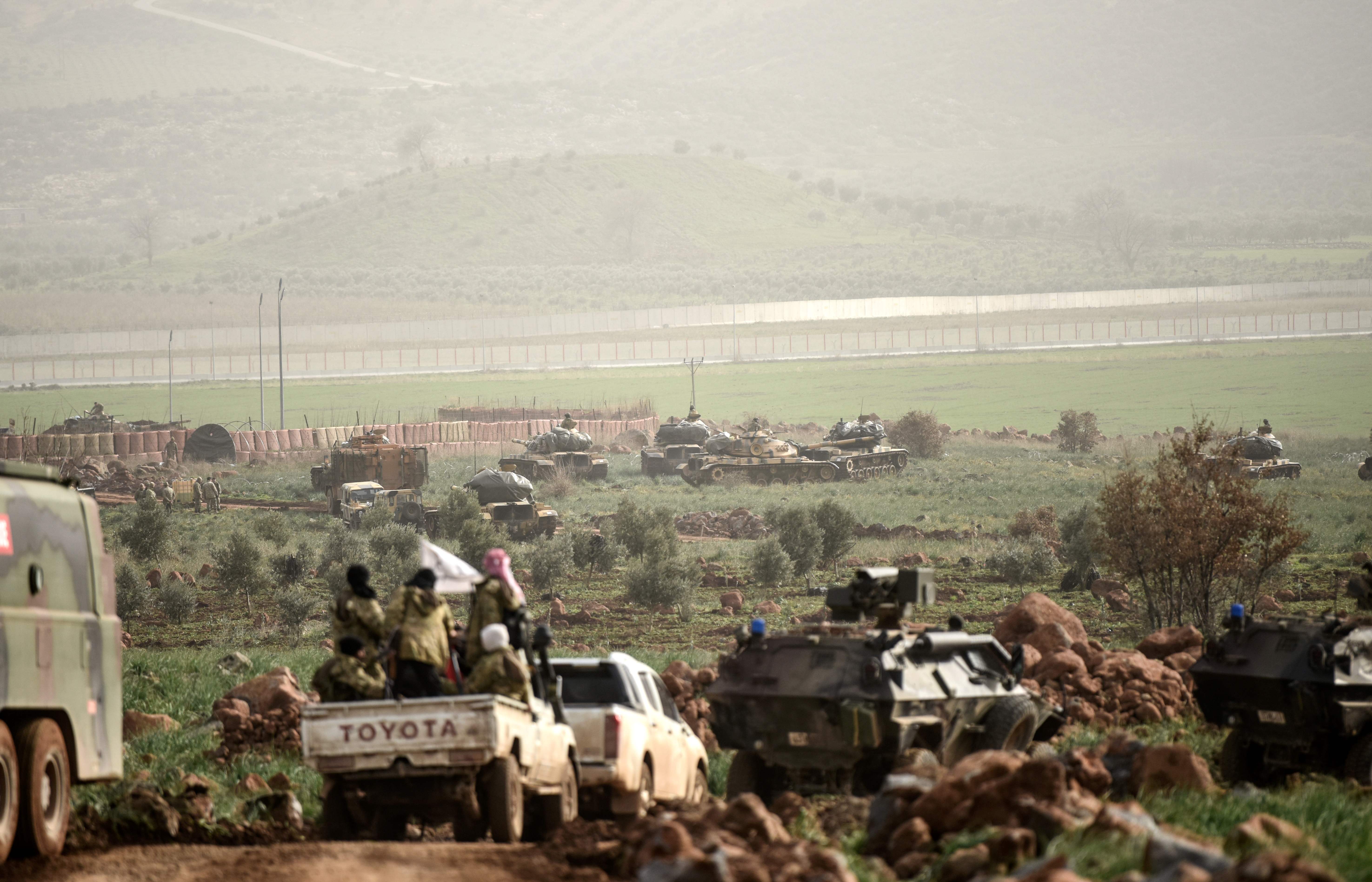 المعارضة السورية تسير أمام آليات عسكرية تركية
