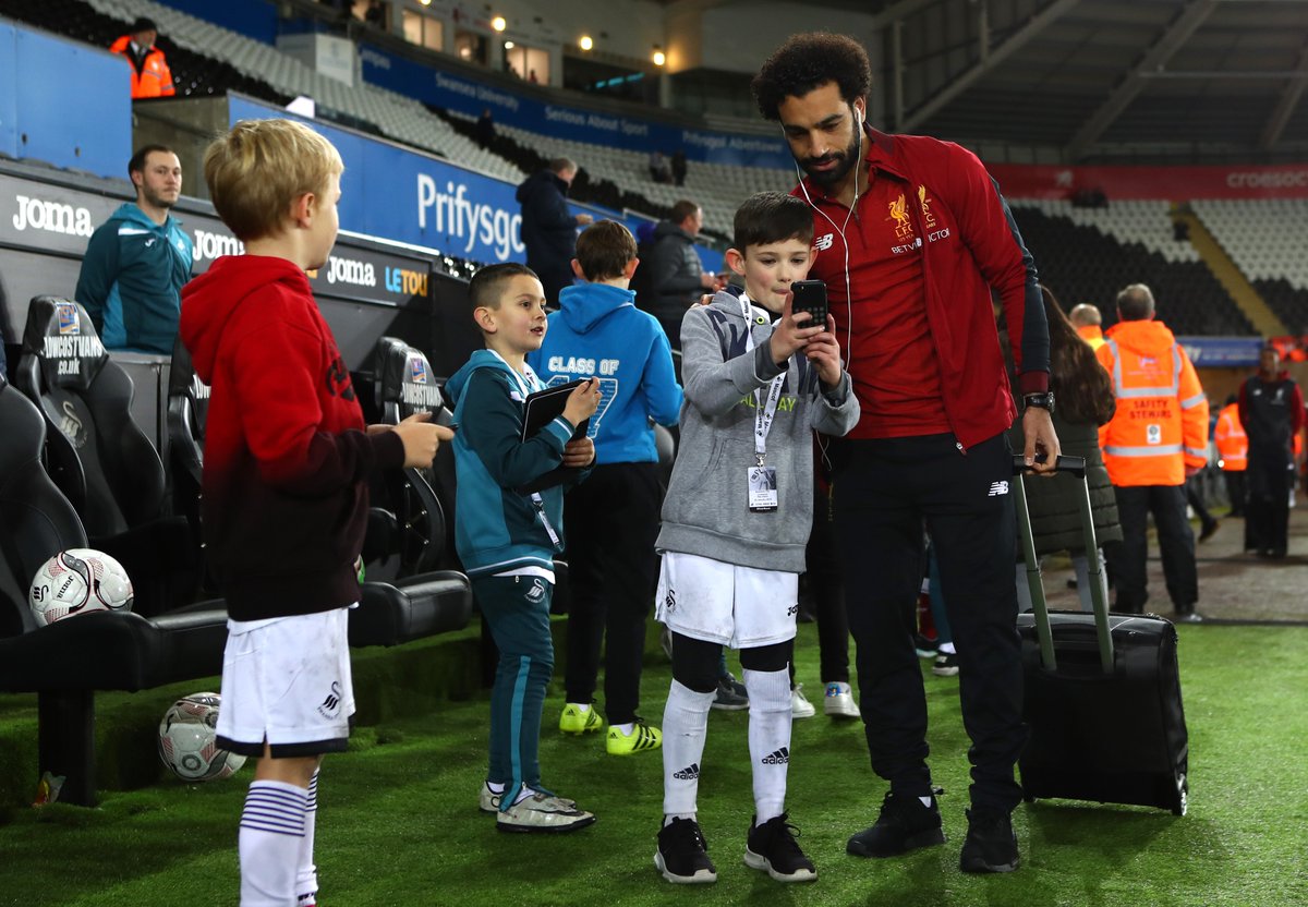 محمد صلاح مع الأطفال محمد صلاح مع الأطفال