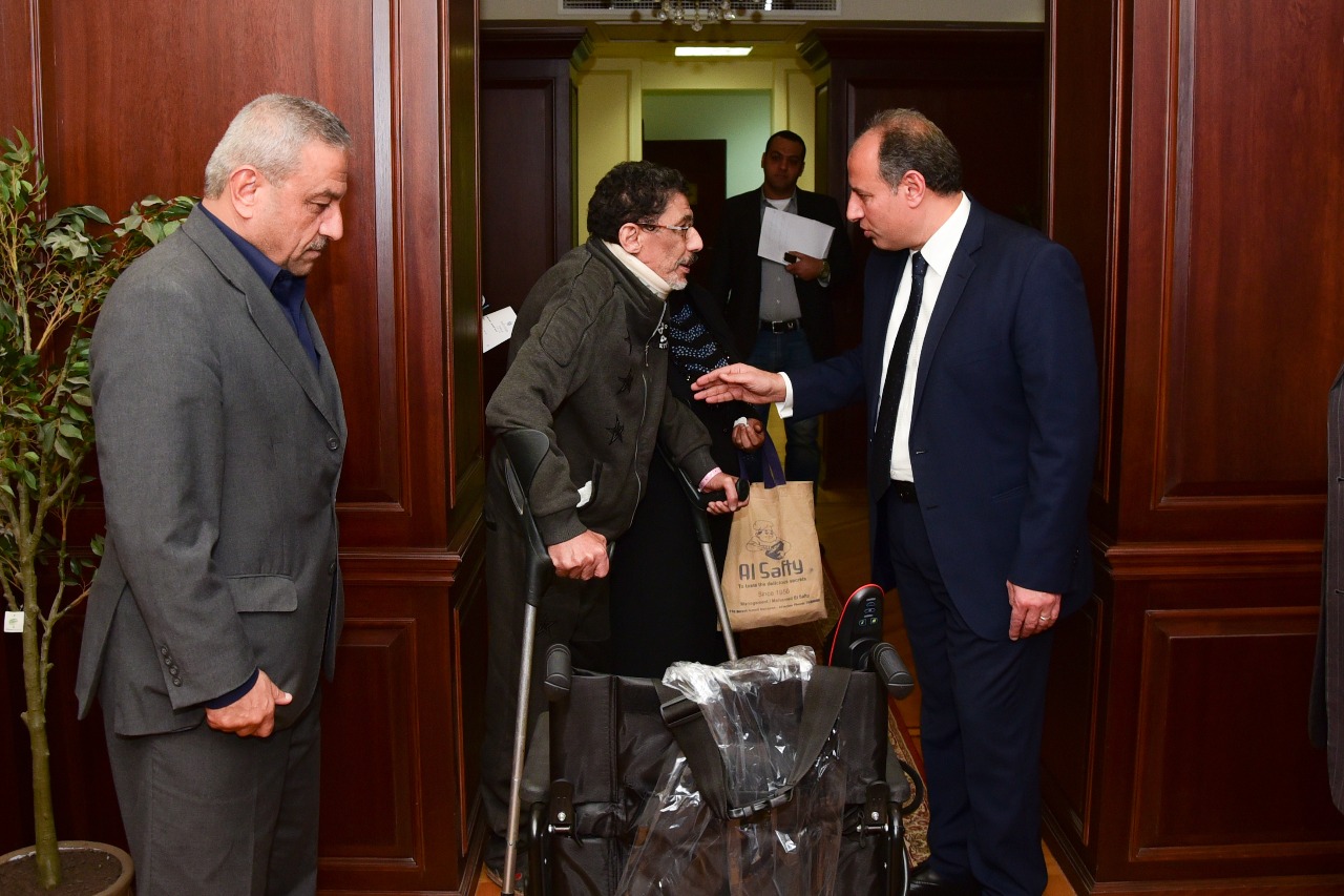  محافظ الإسكندرية يسلم كرسي كهربائي لمواطن من ذوي الاحتياجات  (3)