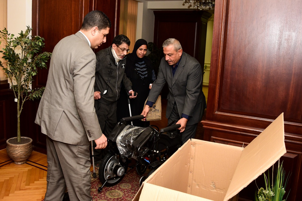  محافظ الإسكندرية يسلم كرسي كهربائي لمواطن من ذوي الاحتياجات  (4)