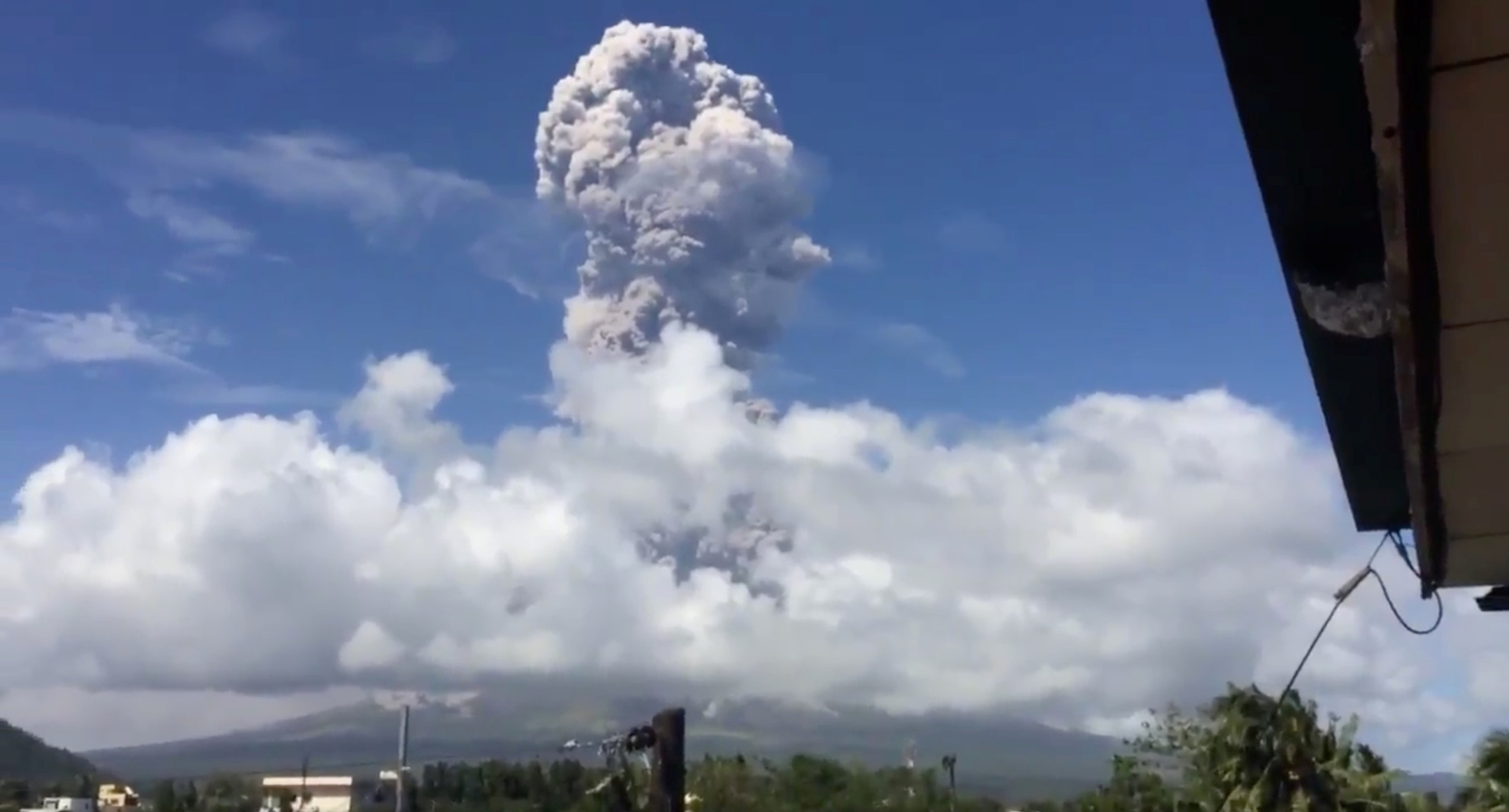 ارتفاع الادخنة من بركان الفلبين